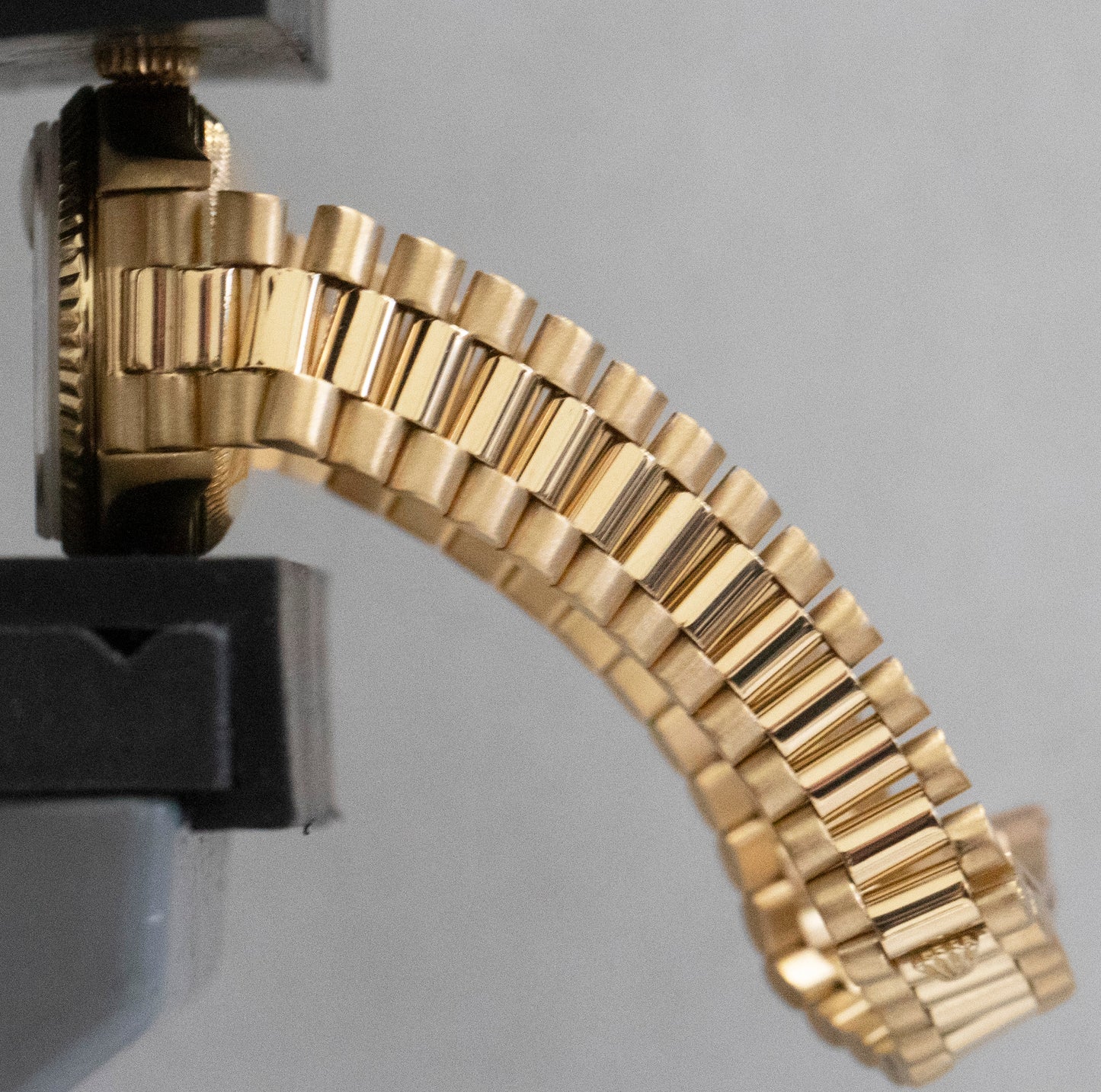 Ladies Rolex DateJust President 26mm Mother of Pearl 18K Yellow Gold 69178 Watch