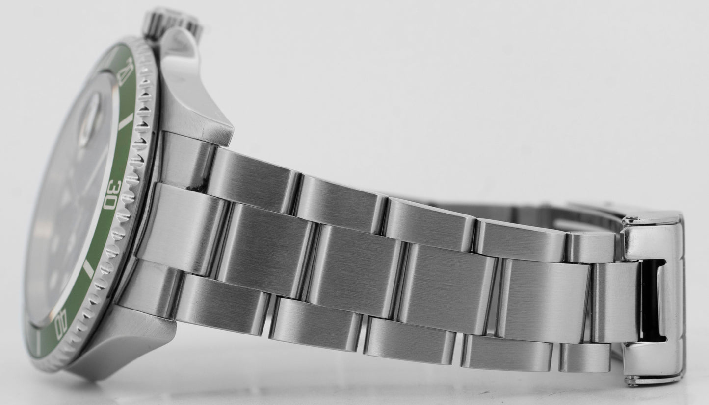 FLAT 4 Rolex Submariner Date 40mm Kermit Green Stainless Steel Watch 16610 LV