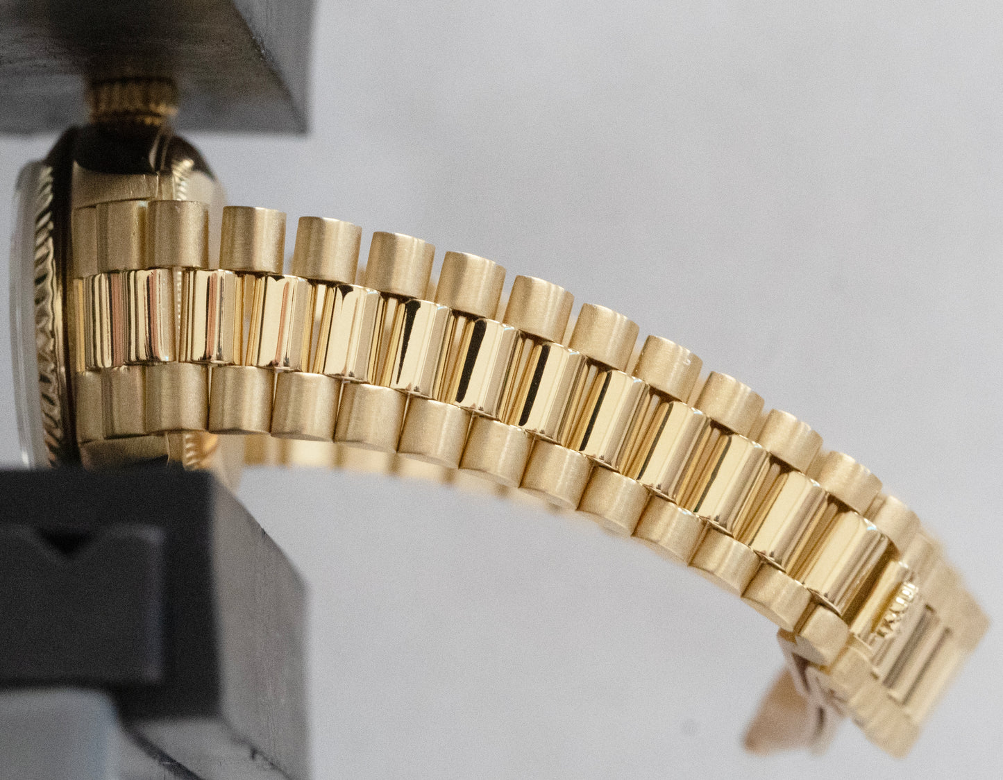 Ladies Rolex DateJust President 26mm Mother of Pearl Dial 18K Gold 69178 Watch