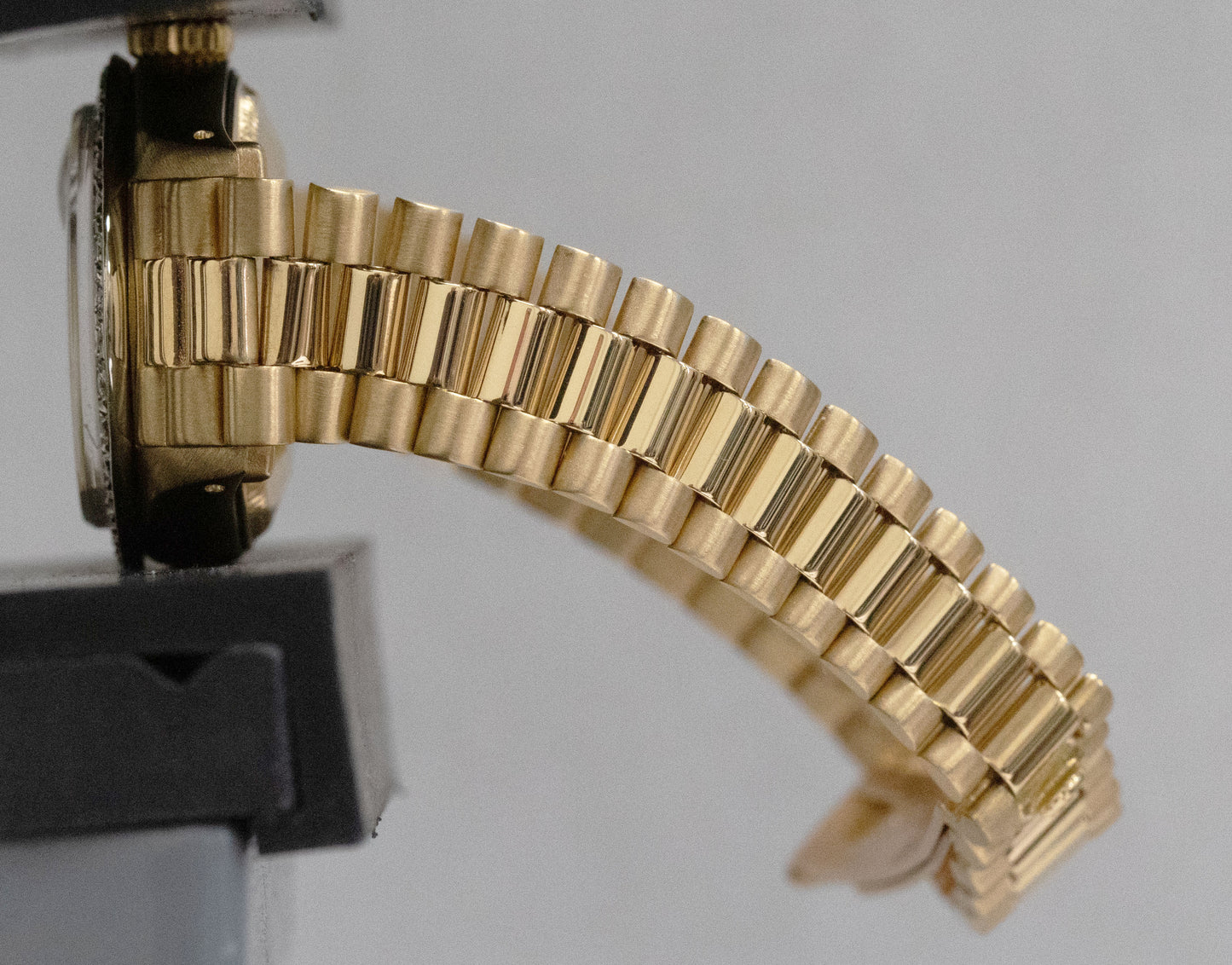 Rolex DateJust President 26mm DIAMOND BEZEL Champagne 18K Yellow Gold 6917 Watch